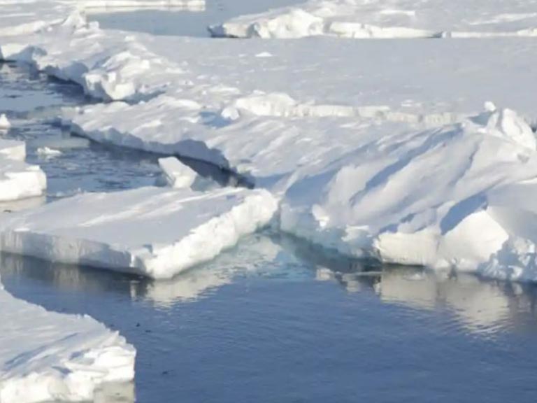 Gelo marinho e objetos flutuantes