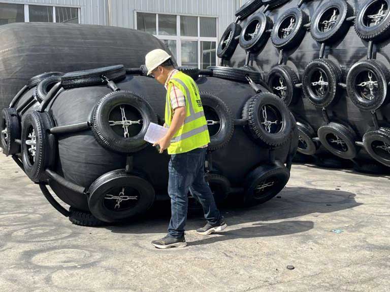 Kapan Anda Harus Memasang Fender di Kapal Anda
