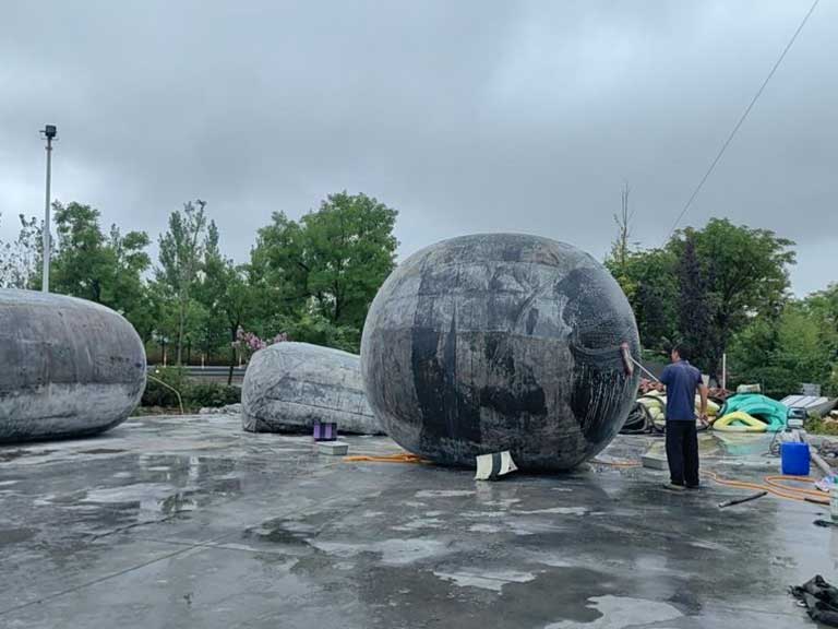 Que factores afectam o preço das defensas insufláveis?