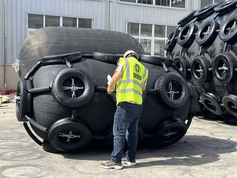 De que materiais são feitas as defensas pneumáticas?